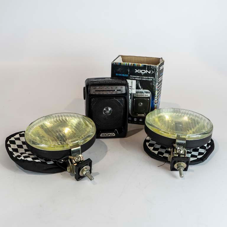 Lote siguiente: Radio Xion y Focos en Venta - Medidas: 17 y 15cm