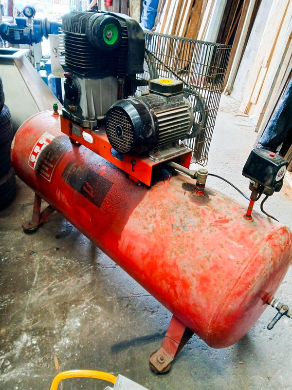 Compresor de aire Fanacom motor trifásico 5.5 hp color rojo - imagen 2