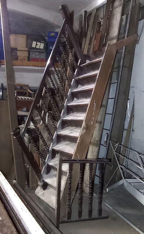 Lote anterior: Escalera antigua con barandas torneadas, completamente en cedro