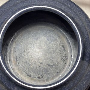 Set de Sartenes de Metal y Hierro, Tetera Azul y Fuentes de Loza - imagen 13