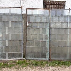 Lote siguiente: Portón de Garaje Metálico con Marco