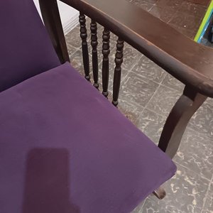 Sillón Mecedor de Madera con Tapizado Morado - imagen 2