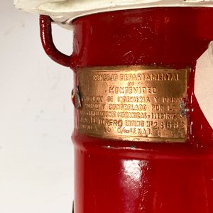 Bombero Antiguo Rojo con Tapa Blanca y Placa de Montevideo - imagen 2