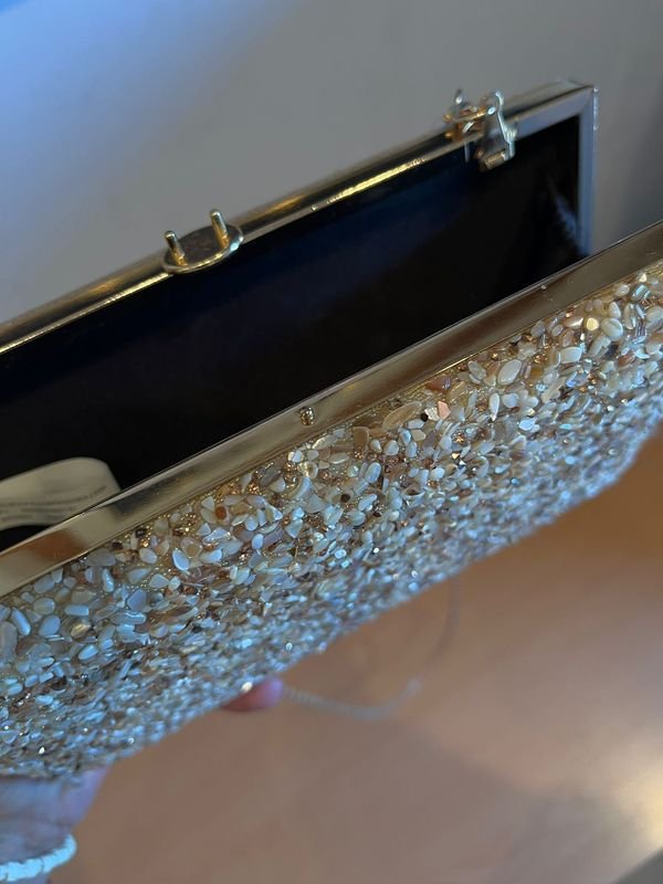 Cartera clutch rígida brillante dorada con piedras nueva - imagen 3