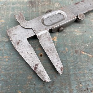 Calibre de Herrero Español y Llave Múltiple para Tuercas - imagen 3