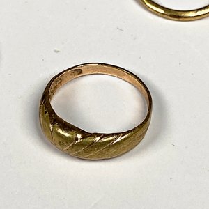 Lote de 10 Piezas: Anillos, Medallas y Accesorios de Joyería - imagen 6