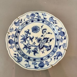 Lote siguiente: Plato de Porcelana Meissen "Cebolla Azul" (Zwiebelmuster)