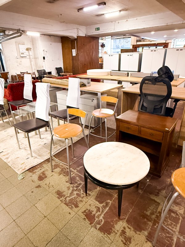Lote de Muebles de Oficina y Hogar
