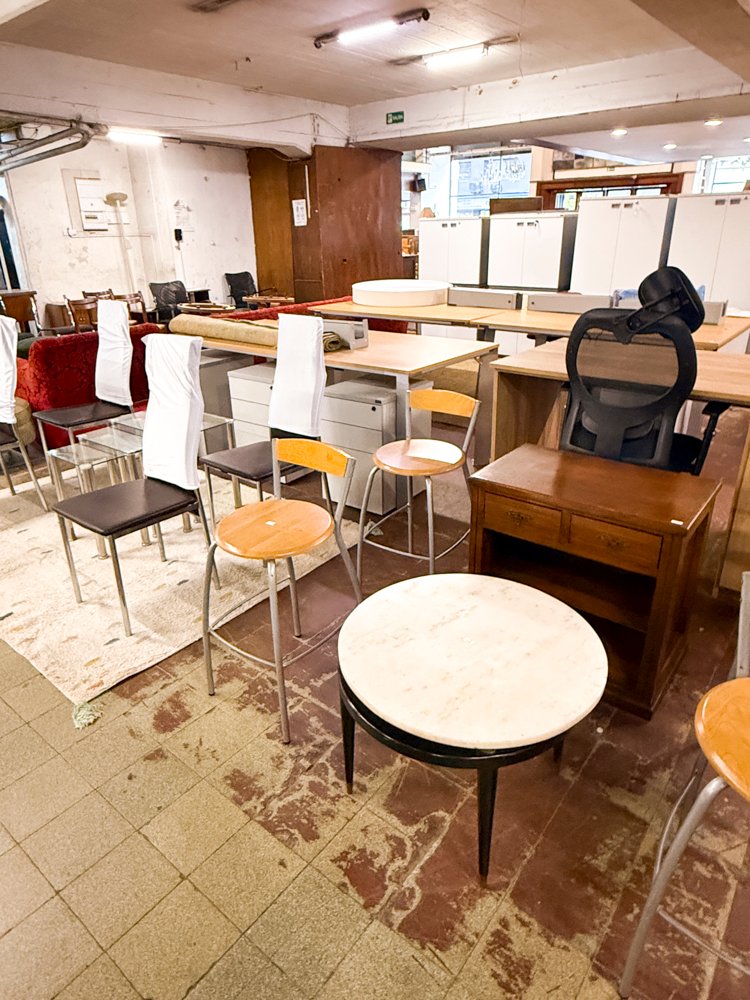 Lote de Muebles de Oficina y Hogar