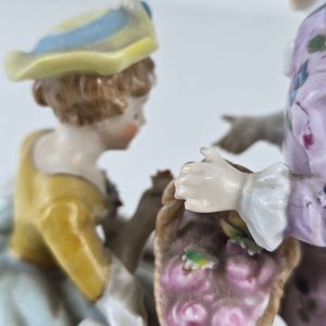 Figura Decorativa Victoriana de Porcelana: Pareja Galante con Flores - imagen 6