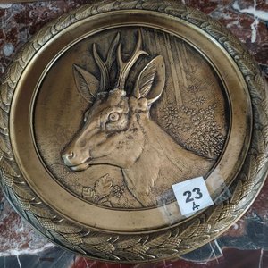 Plato Decorativo de Mármol con Diseño de Ciervo en Relieve, Color Bronce - imagen 2