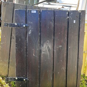 Lote siguiente: Juego de Dos Postigones de Madera con Herrajes
