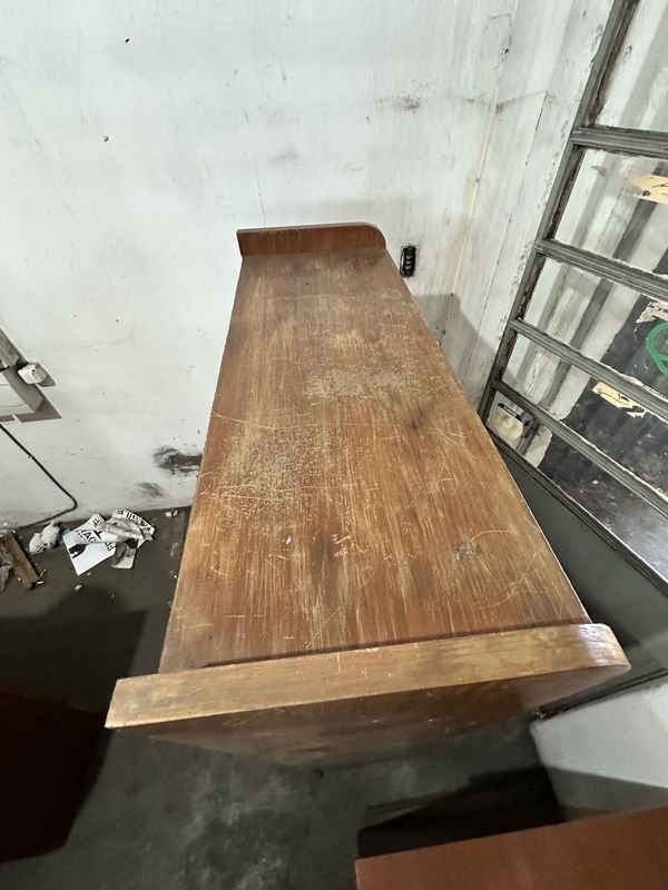 Estantería de madera con múltiples estantes - imagen 3