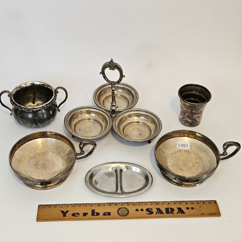 Conjunto de elementos en metal y platina, algunos sellados