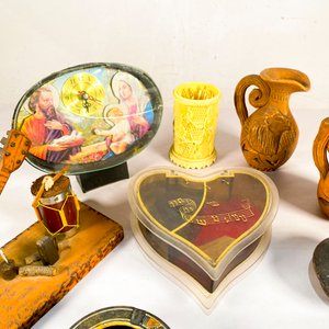 Lote de Adornos Variados: Jarras, Reloj, Guitarra y Más - imagen 4