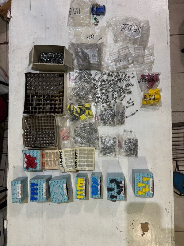 Lote de Lámparas, Portalámparas y Fusibles Varios - imagen 1