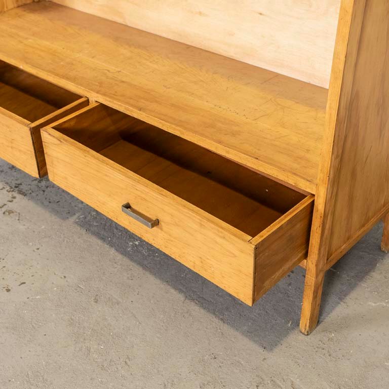Biblioteca de madera trapezoidal con dos cajones inferiores - imagen 3