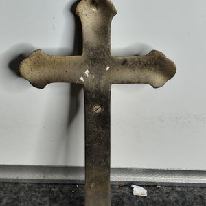 Crucifijo de Metal Plateado con Cristo Detallado - imagen 4