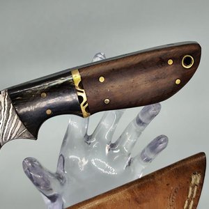 Cuchillo con Hoja Estilo Damasco y Empuñadura de Madera y Bronce con Vaina - imagen 4