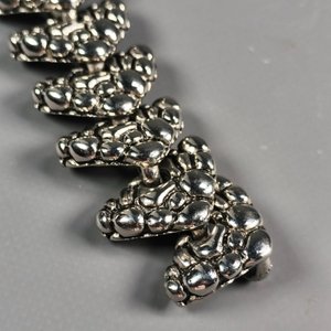 Pulsera Brutalista de Metal con Diseño en Relieves - imagen 4