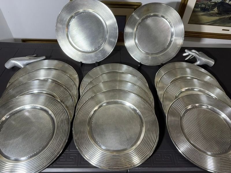 Platos de plata modernos con soportes y pinturas - imagen 4