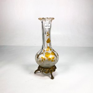 Lote siguiente: Florero de Cristal Hialino con Base de Bronce y Detalles Florales Dorados