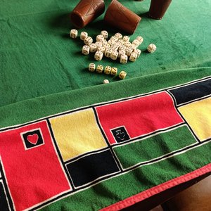 Paño para Juegos de Algodón con 6 Vasos Forrados en Cuero y 38 Dados - imagen 2