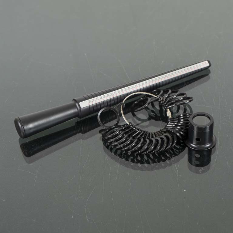 Lote siguiente: Tres herramientas de joyería - Pinos, alicates y tijeras