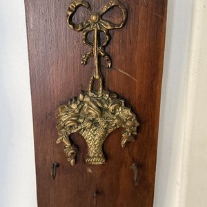 Organizador de Llaves de Madera con Aplique de Bronce Estilo Clásico - imagen 4