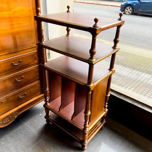 Lote anterior: Estantería de madera con detalles dorados