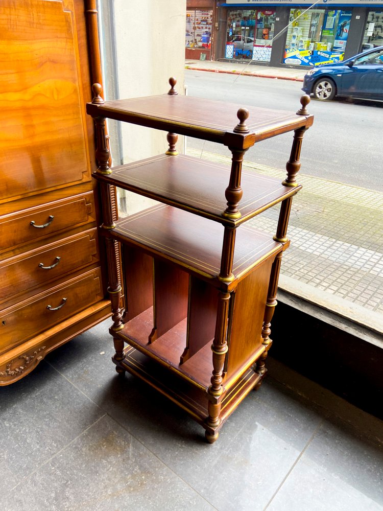 Estantería de madera con detalles dorados