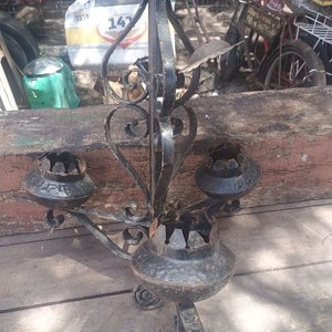 Lote siguiente: Antigua Araña Candelabro de Hierro Forjado Estilo Taberna