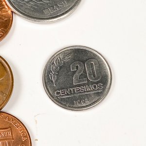 Setenta y cuatro monedas de colección de diversos países - imagen 7