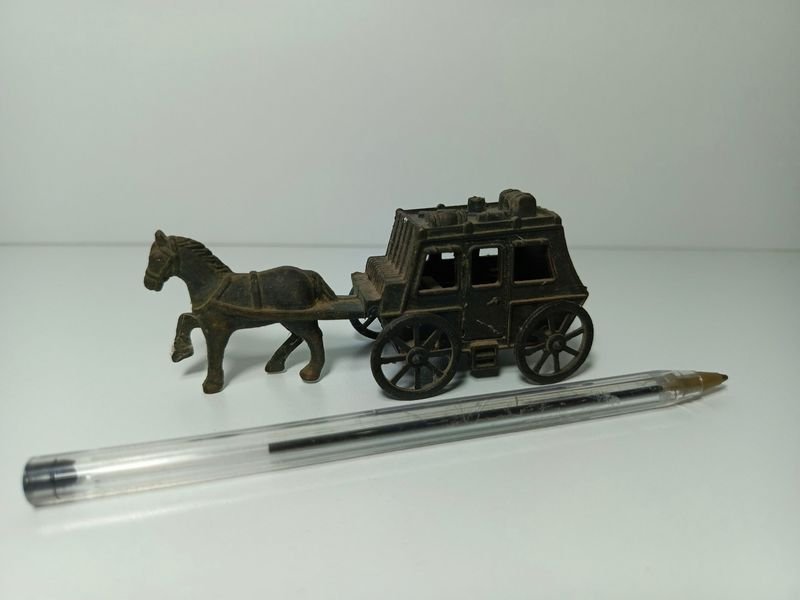 Juguete metálico carruaje y caballo con función sacapuntas - imagen 2