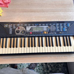 Teclado Yamaha PSR-79 con Transformador y Estuche - imagen 2