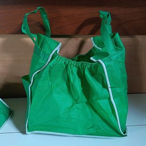 Lote de Bolsos Varios: Cartera Decorada y Bolsas Verdes Reutilizables - imagen 4