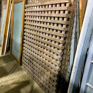 Lote siguiente: Cuatro Tramos de Rejillas de Madera de Pino
