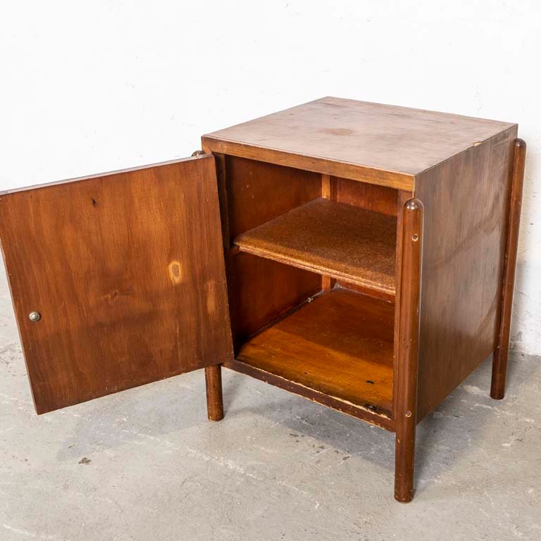 Mesa de luz danesa con puerta, en condiciones aceptables - imagen 3