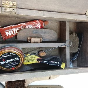 Antigua Caja Lustra Calzado de Madera con Herrajes Dorados y Accesorios de Época - imagen 4