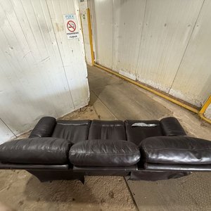 Sofá Reclinable de 3 Plazas en Cuero Sintético Marrón con Desgaste - imagen 18