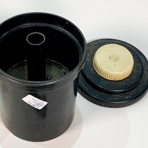 Lote de 3 Piezas: Fanal Esmerilado, Talla de Madera de Lagarto y Depósito Fotográfico - imagen 3