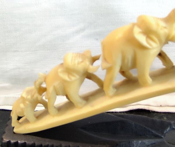 Puente de elefantes oriental en material símil marfil con base de madera - imagen 6