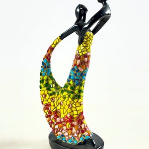 Trío de Figuras de Cerámica: Grupo de Capoeira y Mujer con Cesta - imagen 4