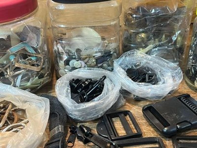 Colección de accesorios y herramientas para modistas - imagen 3