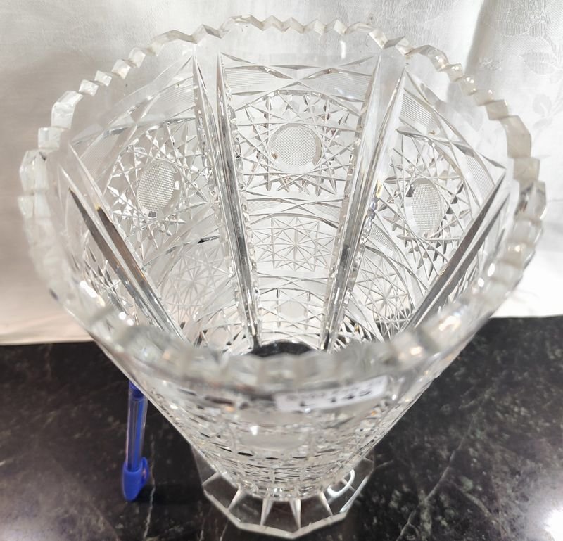 Gran florero en cristal tallado con varios chips en la base - imagen 2