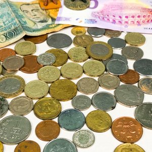 Lote de Monedas, Billetes, Sellos y Figuras de Soldados Coleccionables - imagen 2