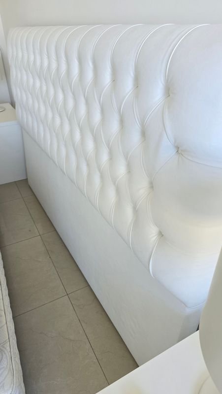 Respaldo de cama de cuero blanco capitoneado - imagen 4