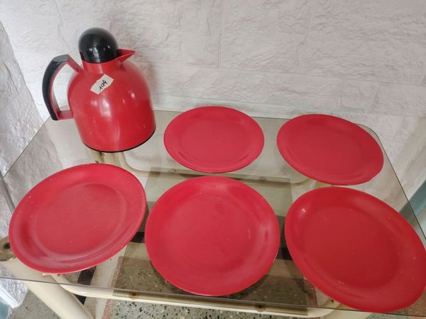 Jarra Térmica Roja y 5 Platos de Melamina - imagen 1