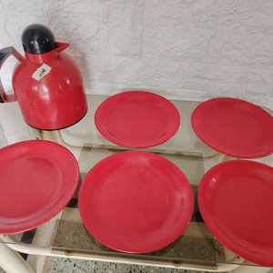 Lote siguiente: Jarra Térmica Roja y 5 Platos de Melamina