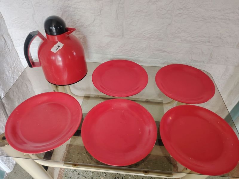 Jarra Térmica Roja y 5 Platos de Melamina
